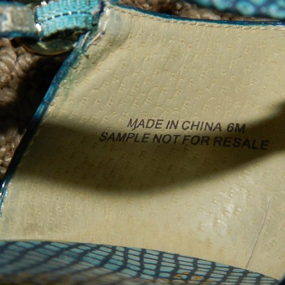 Enzo Angiolini Peacock Blue Snake Embossed Design Low Wedge Sandals , Size 6 - Picture 8 of 9